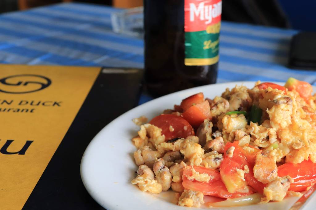 [Junior Duck Restaurant] Taste local foods overlooking the Yangon river（ミャンマーのローカルレストランへ行ってみた）